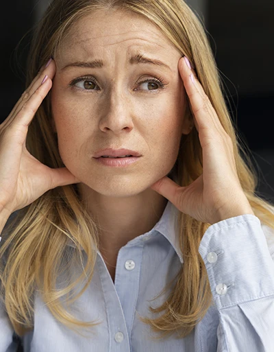 femme qui se tient la tête, trouble de la mémoire, consultation meuropsy
